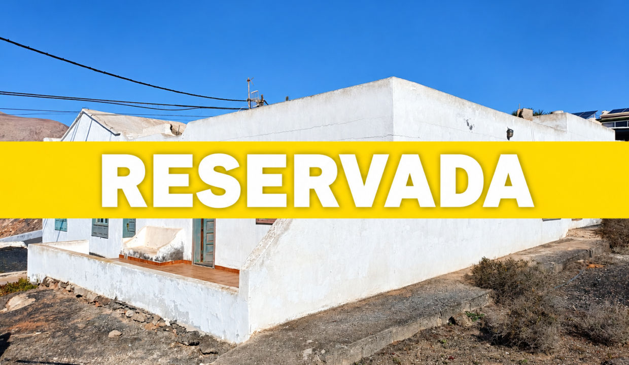 Casa Blanca con Cartel RESERVADA